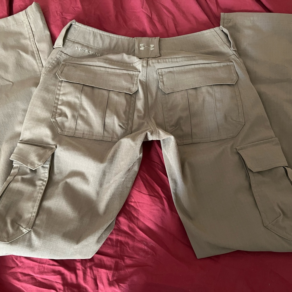 Under armour storm cargo sz 2. tan